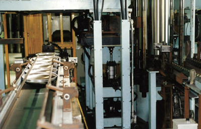 1990 横浜の溶組設備移管にむけ 茨城工場の第4期工事が完了